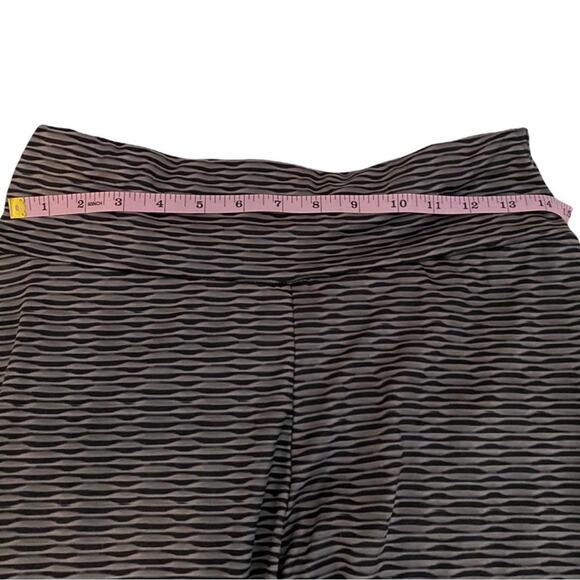 Gray & Black Stripe Print Brazilian Style Scrunch Bottom Lifting Leggings, XL - Picture 6 of 11